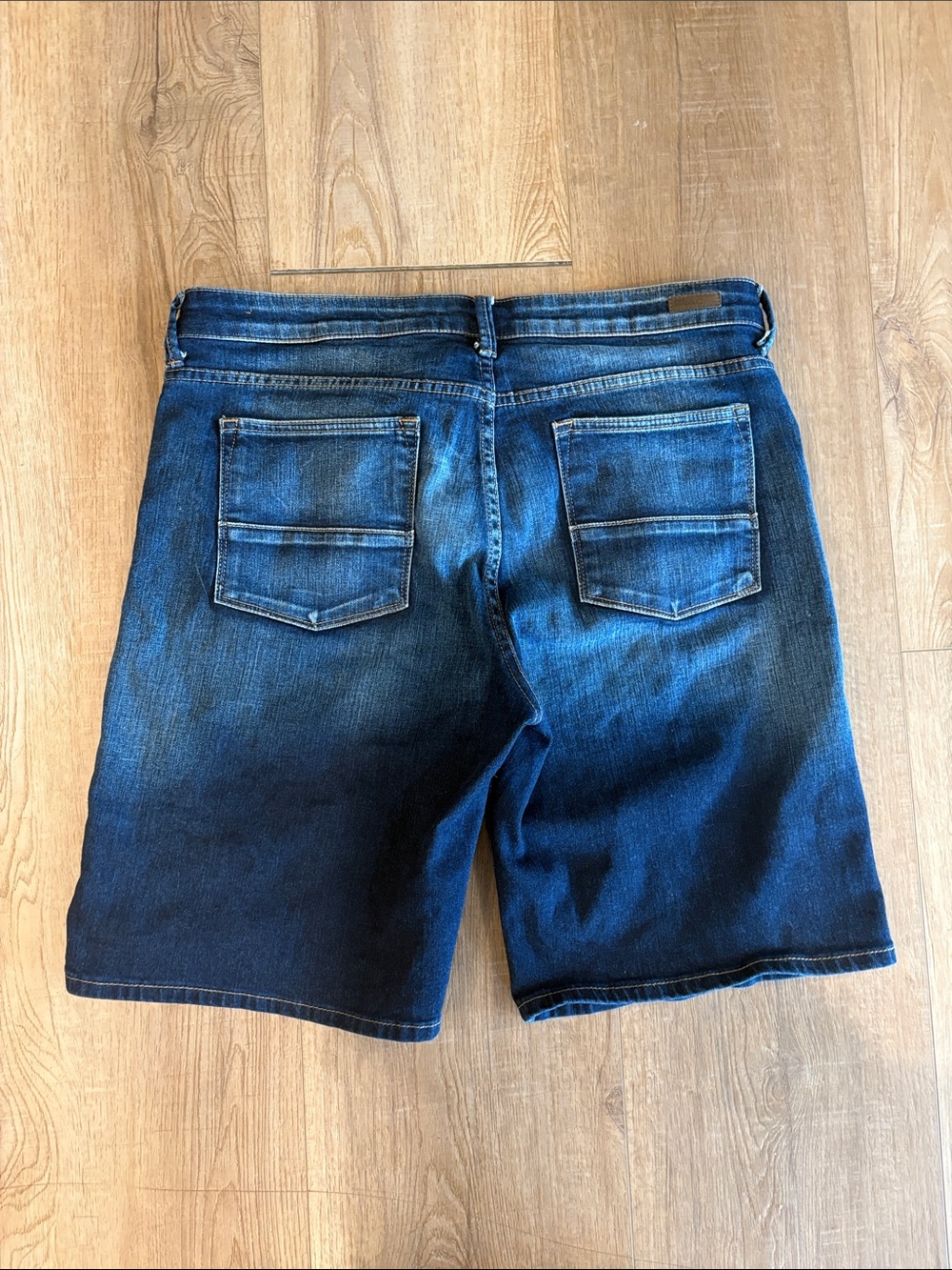 Kut from the Kloth Women's Denim Shorts in Dark Blue Wash - Picture 3 of 3
